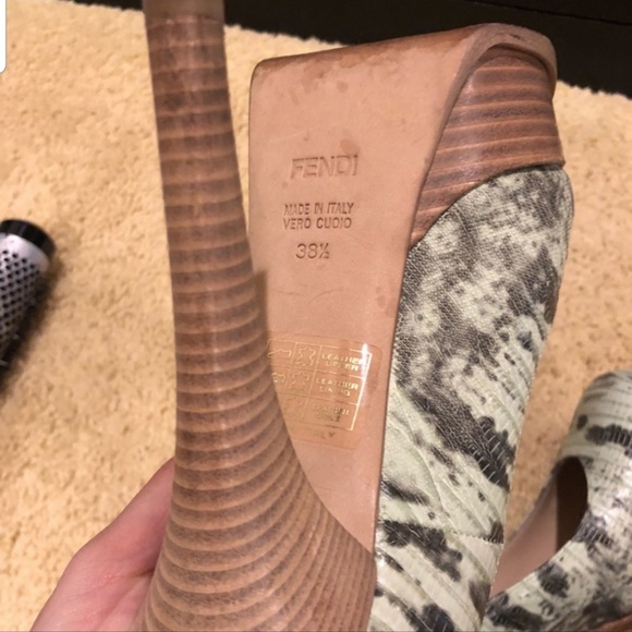 Fendi Fendista Lizard Embossed Platinum Pumps - Picture 5 of 7